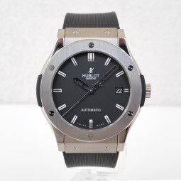 Швейцарський годинник Hublot Classic Fusion 45mm Titanium Black Dial