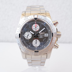 Швейцарские часы Breitling Avenger II Chronograph Grey Dial 43mm