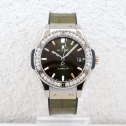 Швейцарские часы Hublot Classic Fusion Titanium Green Diamonds 38