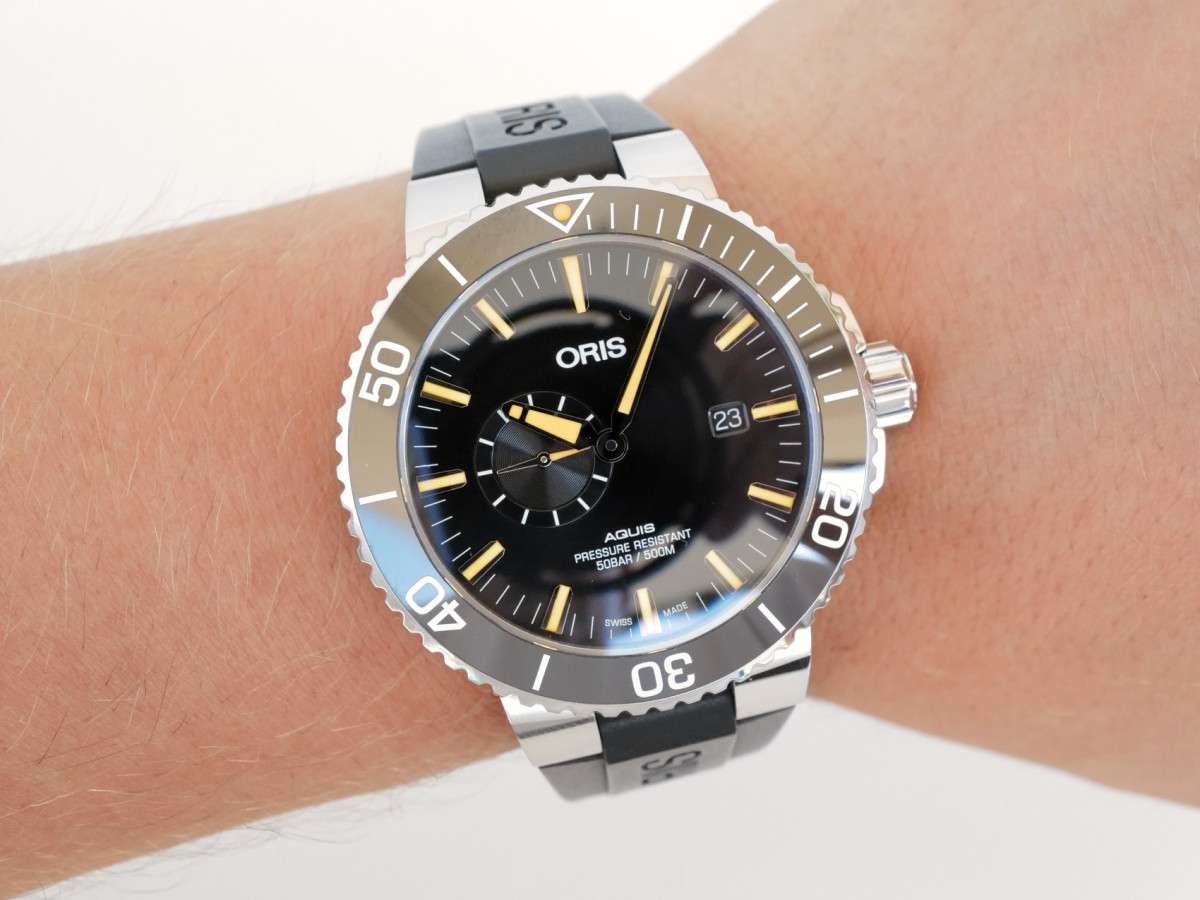 Oris Aquis Small Second Date Automatic Black Dial Rubber Strap 46 watch[5]