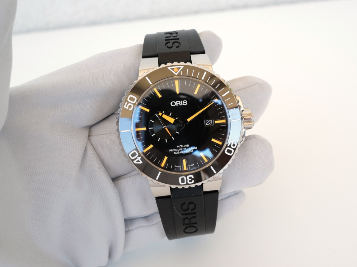 Oris Aquis Small Second Date Automatic Black Dial Rubber Strap 46 watch[8]