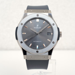 Швейцарские часы Hublot Classic Fusion Racing Grey Titanium 45mm