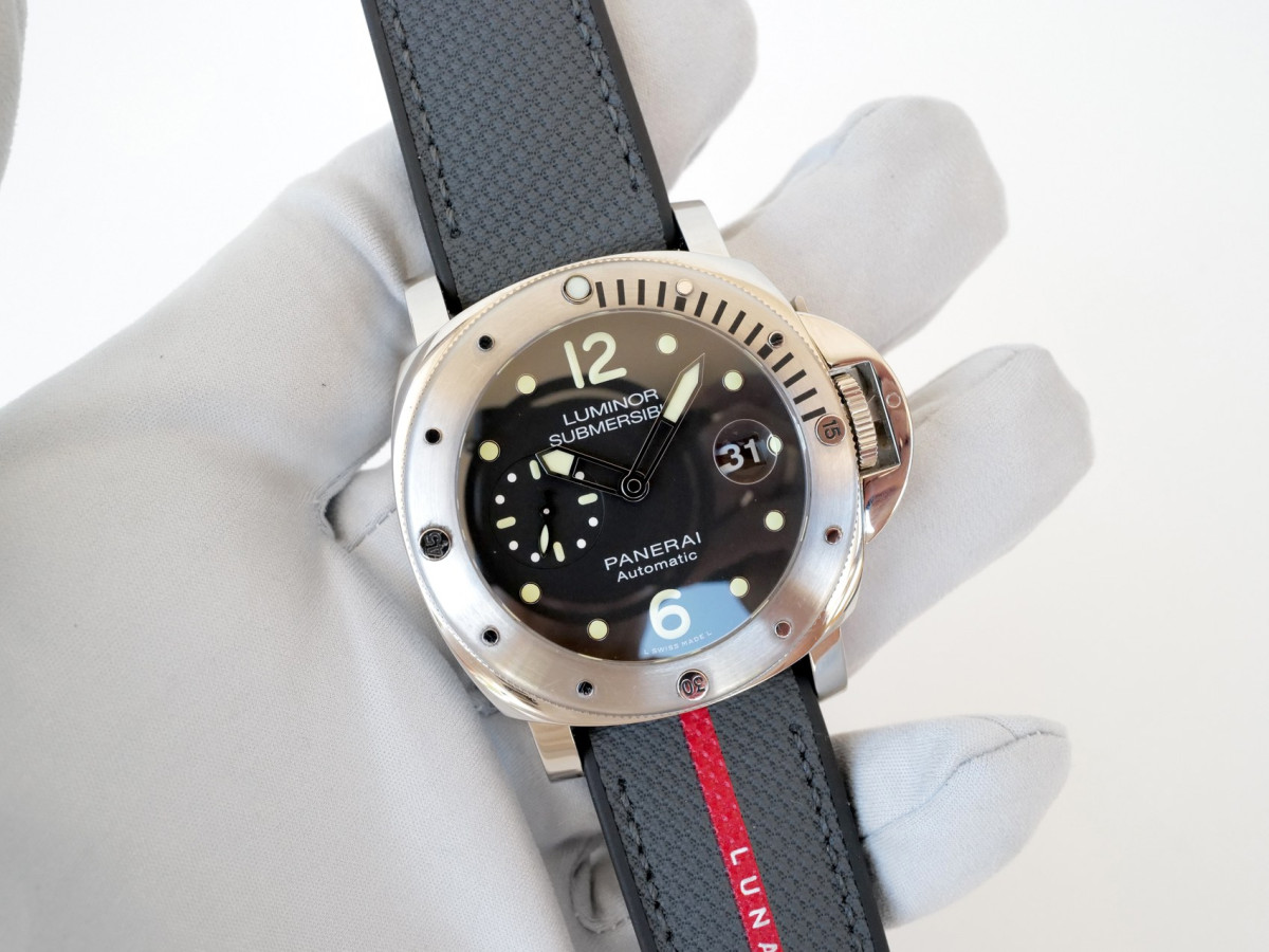 Часы Panerai Luminor Submersible 44 Black Dial 00024[8]